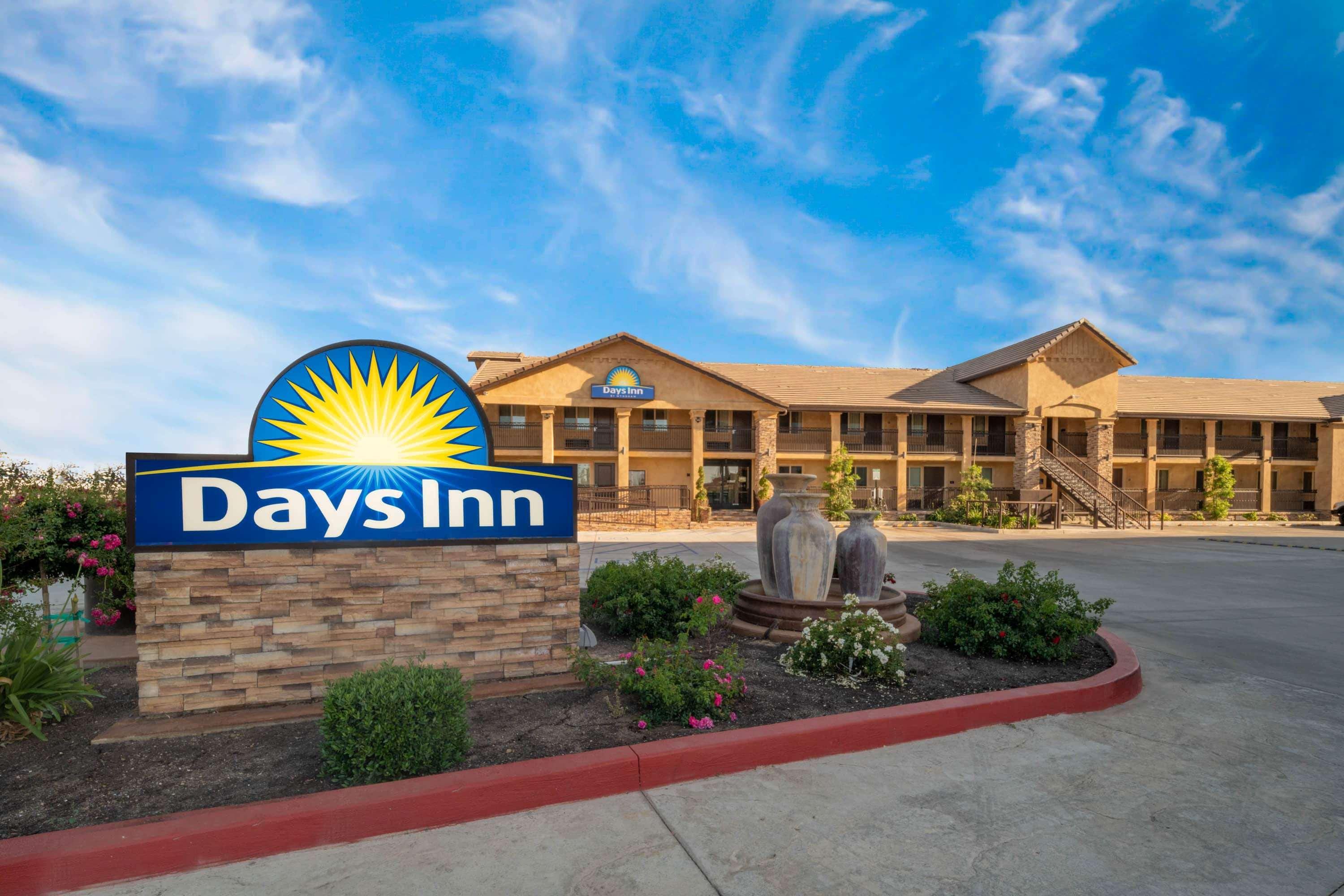 Days Inn By Wyndham Galt - Elk Grove South Exterior photo