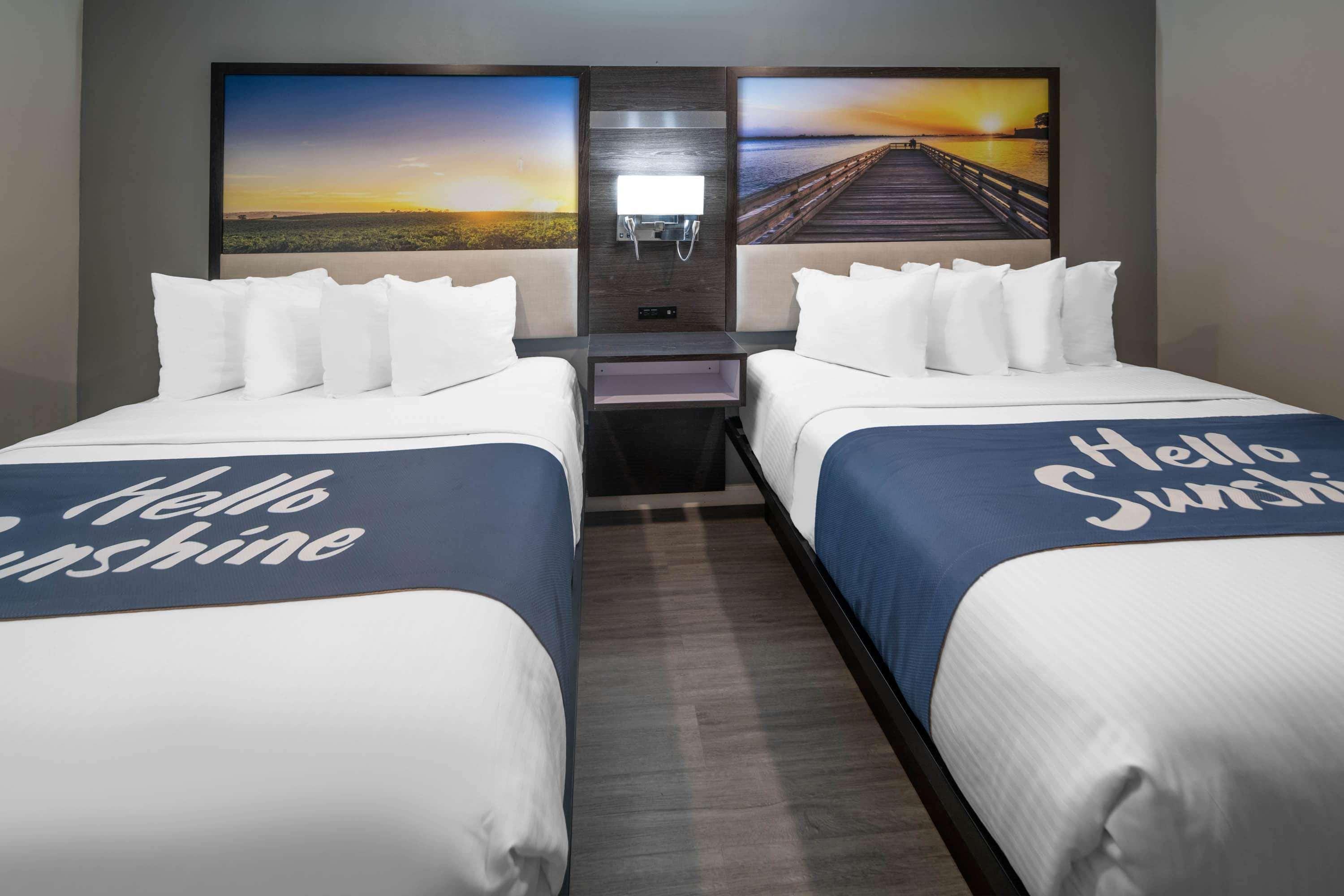 Days Inn By Wyndham Galt - Elk Grove South Exterior photo