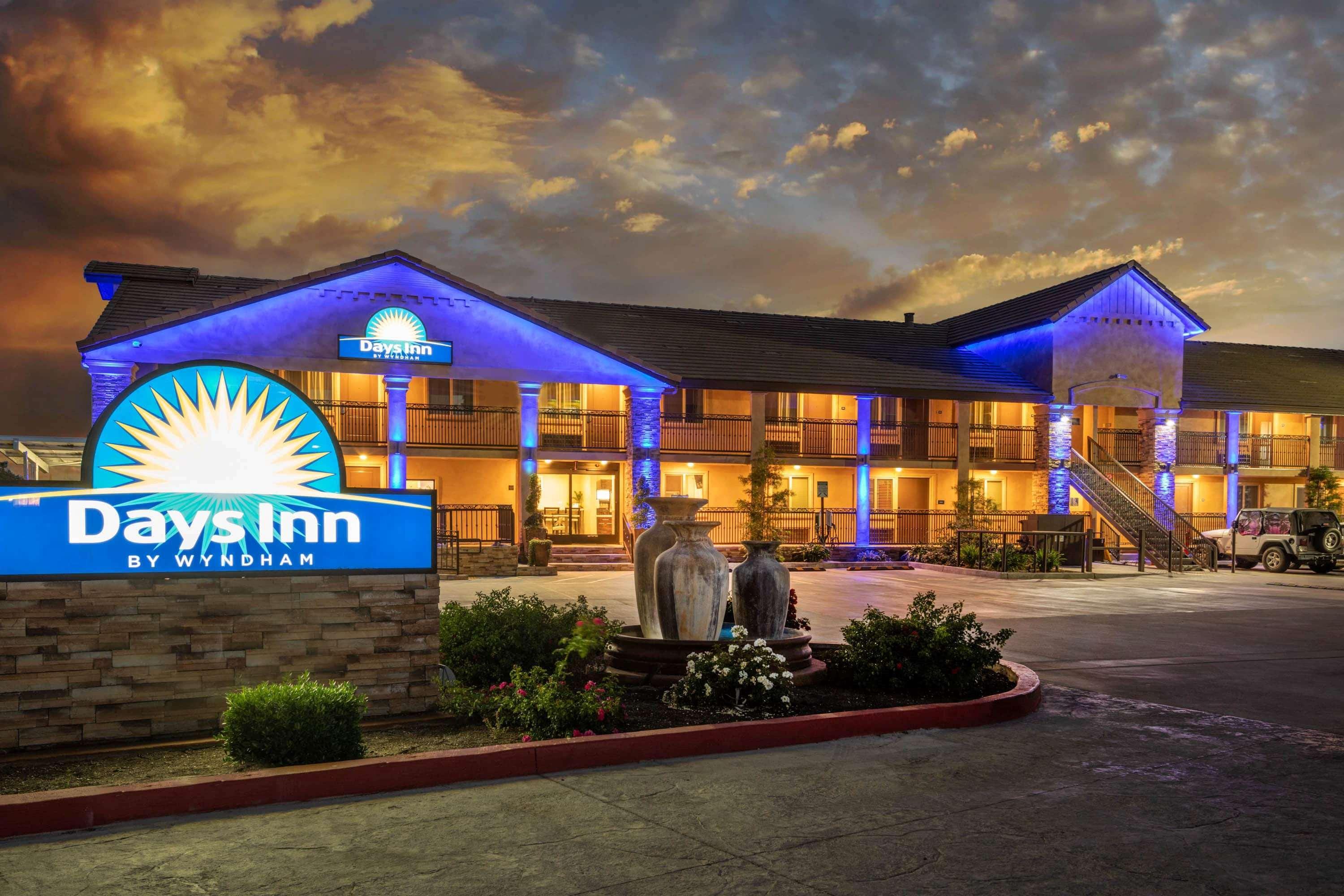 Days Inn By Wyndham Galt - Elk Grove South Exterior photo