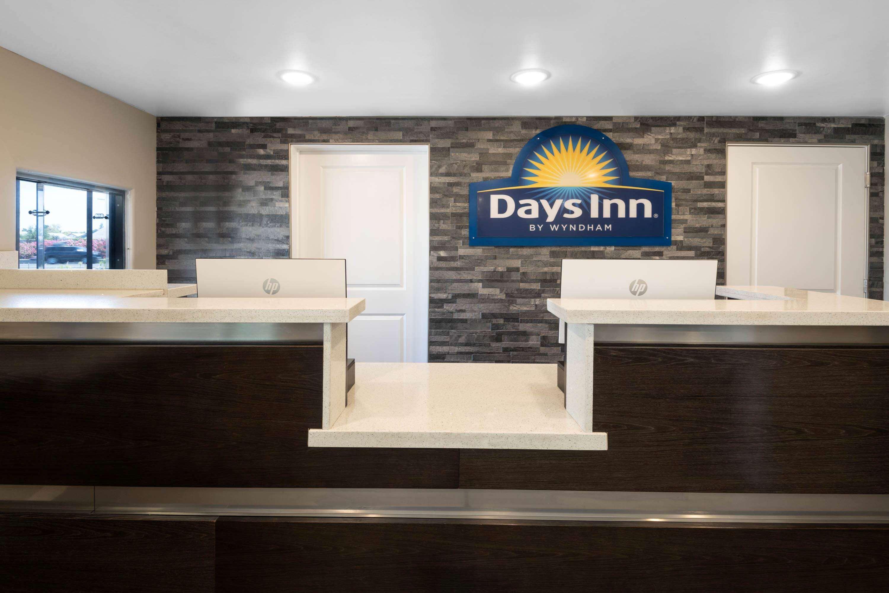 Days Inn By Wyndham Galt - Elk Grove South Exterior photo